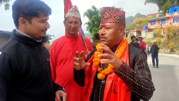 नेवारी पहिरनमा गाम्चा डुलिरहेका राजेन्द्र श्रेष्ठलाई प्रश्न- जितको आधार एजेण्डा कि गठबन्धन ? (भिडियाे)